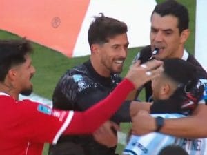 Adrian Martinez sbaglia il cucchiaio nel derby e gli avversari corrono da lui per abbracciarlo