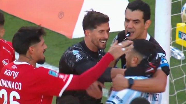 Adrian Martinez sbaglia il cucchiaio nel derby e gli avversari corrono da lui per abbracciarlo