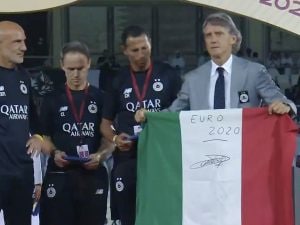 Roberto Mancini campione con l’Al-Sadd: festeggia con una speciale bandiera dell’Italia