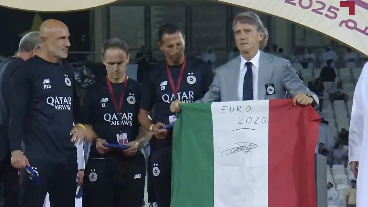 Roberto Mancini campione con l'Al-Sadd: festeggia con una speciale bandiera dell'Italia