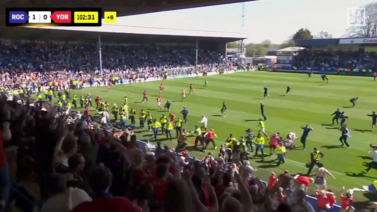 Lo York City fa festa dopo il gol dell’1–1 con il Rochdale all’ultimo secondo.