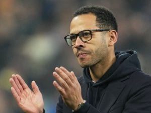 Liam Rosenior ha un contratto fino al 2032, ma il Chelsea pensa già ad esonerarlo