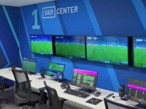 Il codice per condizionare la sala VAR di Lissone da dietro il vetro: pugno chiuso o mano alzata