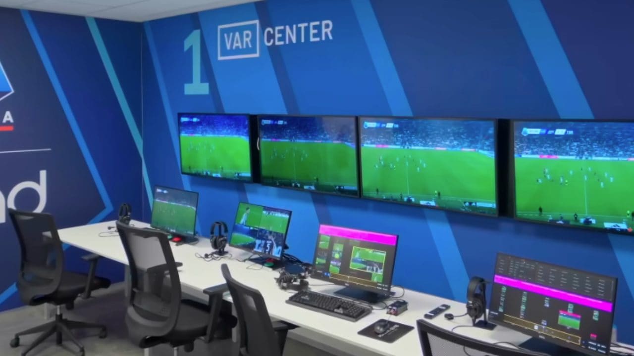 Il codice per condizionare la sala VAR di Lissone da dietro il vetro: pugno chiuso o mano alzata
