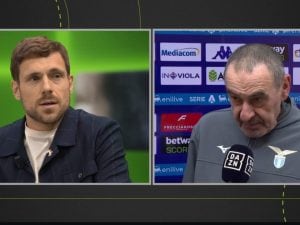 Sarri non ci sta dopo l’analisi sulle sconfitte della Lazio e blocca il giornalista: “Fermo, fermo!”