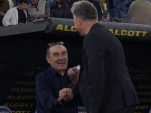 Runjaic insegue Sarri dopo Lazio-Udinese per chiedergli una sigaretta: “Mi può fare un favore”