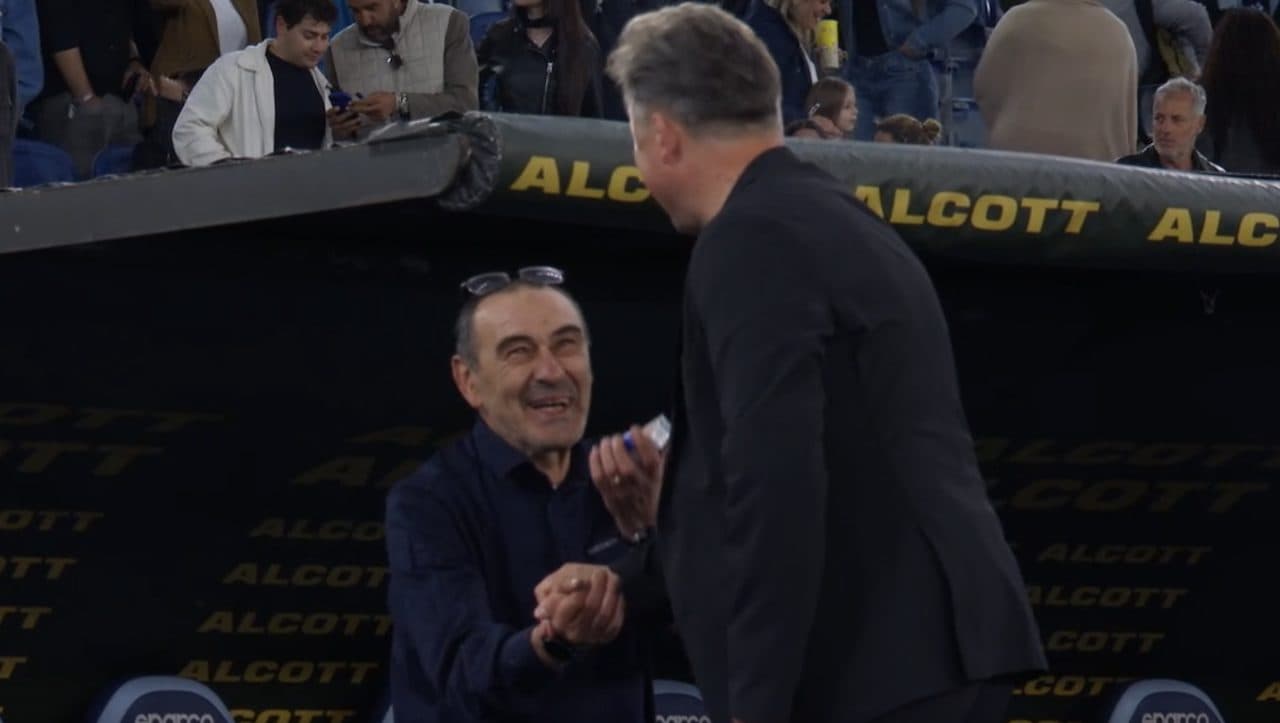Runjaic insegue Sarri dopo Lazio-Udinese per chiedergli una sigaretta: "Mi può fare un favore"