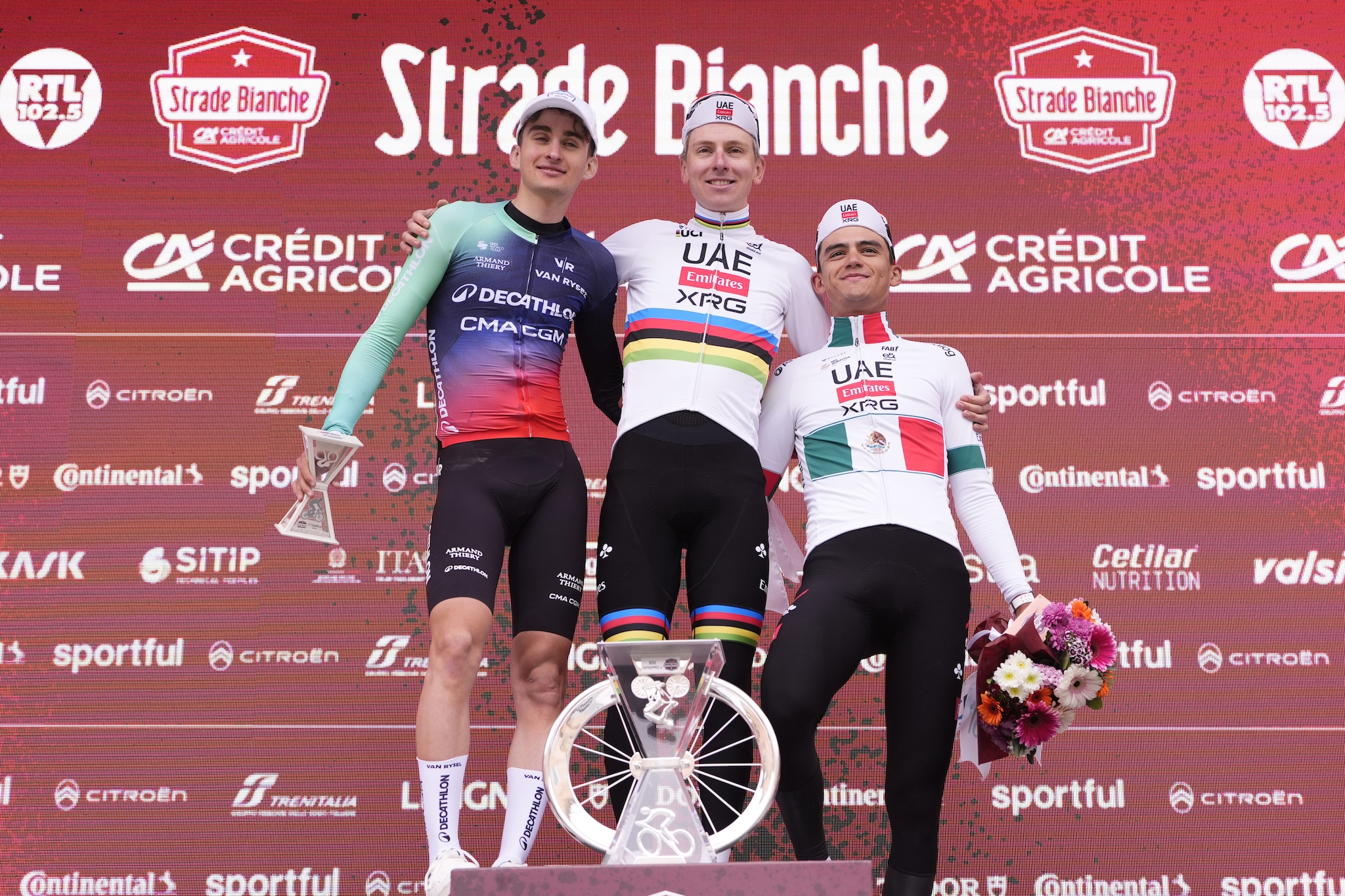 Il primo grande acuto di Paul Seixas: 2° posto alla Strade Bianchi secondo solo a sua maestà Tadej Pogacar