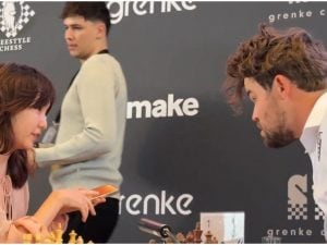 La scacchista Alua Nurman chiede un selfie a Magnus Carlsen: lui dice sì, poi la denuncia all’arbitro