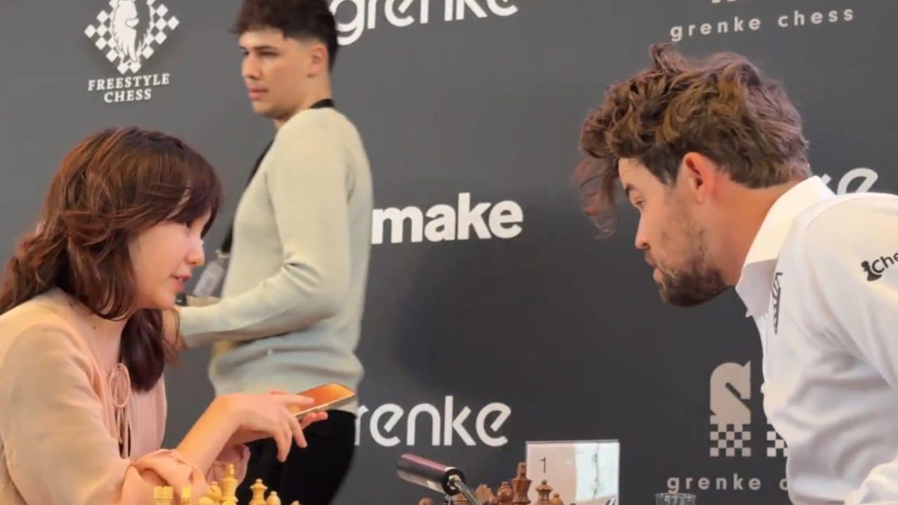 La scacchista Alua Nurman chiede un selfie a Magnus Carlsen: lui dice sì, poi la denuncia all'arbitro