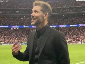 Simeone si emoziona alla fine della partita con il Barcellona: ha portato l’Atletico in semifinale