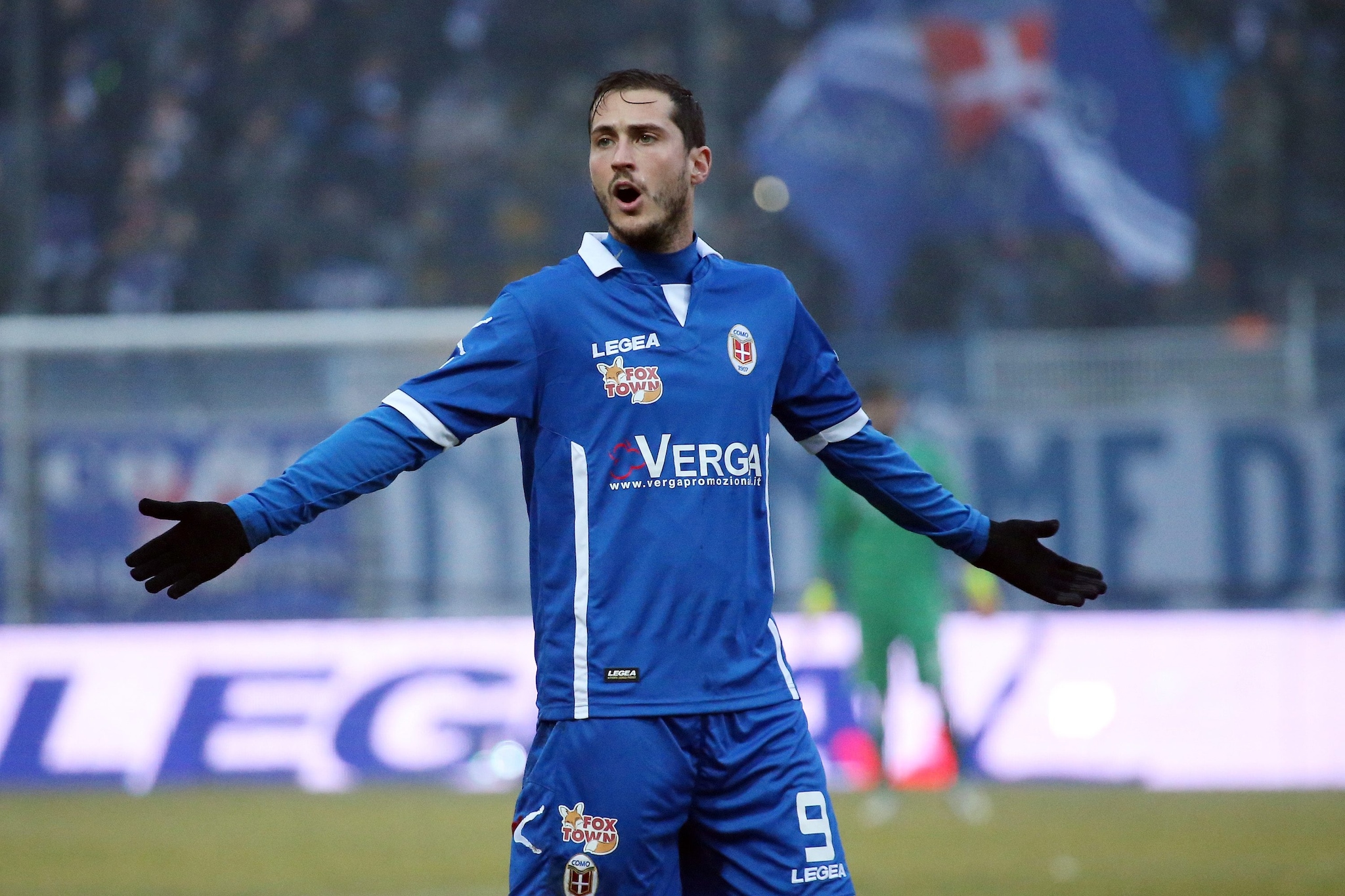 Simone Ganz con la maglia del Como.
