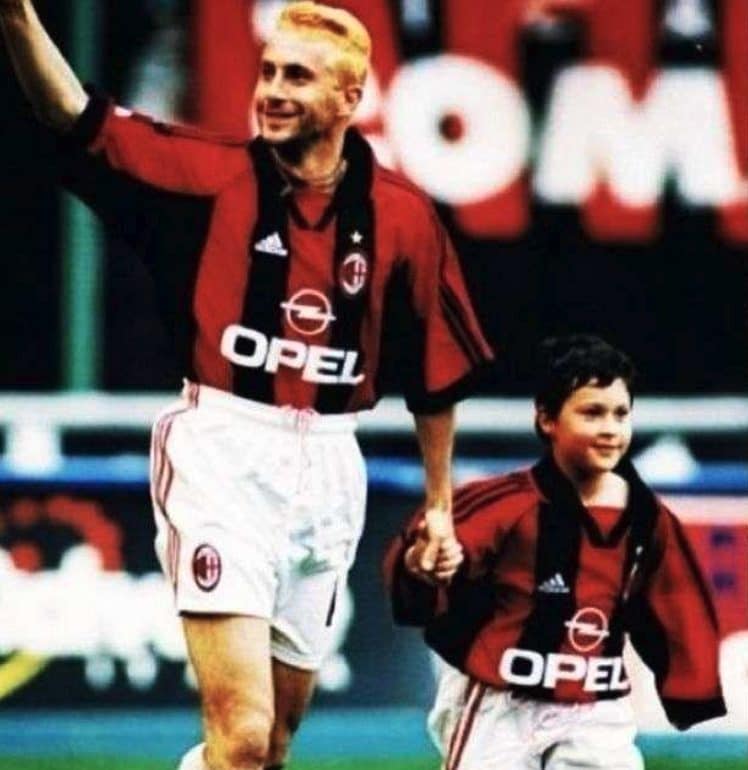 Simone Ganz da bambino in campo col papà Maurizio.