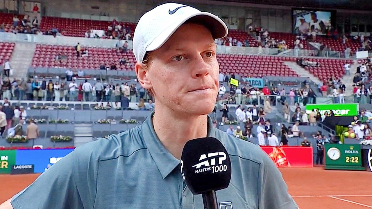 Sinner scopre in diretta che Alcaraz salterà il Roland Garros: "Proprio adesso? Questa è tosta"