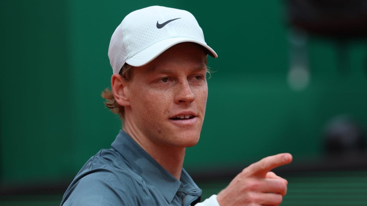 Sinner si prende tutto: batte Alcaraz, vince Monte Carlo e torna il numero 1 del tennis