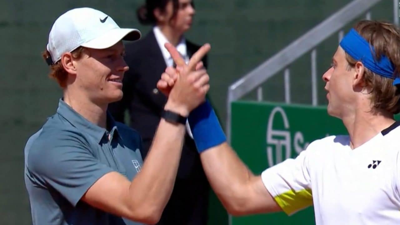 Sinner e Bergs accedono al secondo turno in doppio all'ATP Monte Carlo: vittoria contro Machac e Ruud