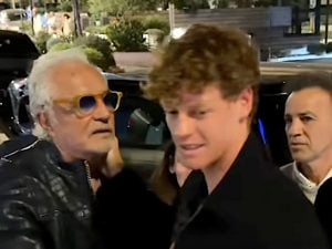 Jannik Sinner a cena da Flavio Briatore, la festa dopo il trionfo a Monte Carlo: “Ti voglio bene”
