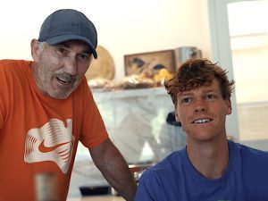 Cahill mette in imbarazzo Sinner: “Quante volte sei stato bocciato all’esame per la patente?”