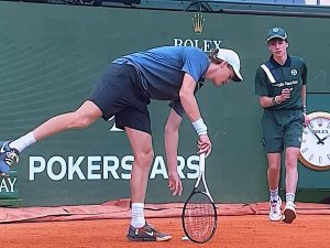 Sinner perde un fazzoletto durante lo scambio con Zverev: prima le scuse poi la richiesta all’arbitro