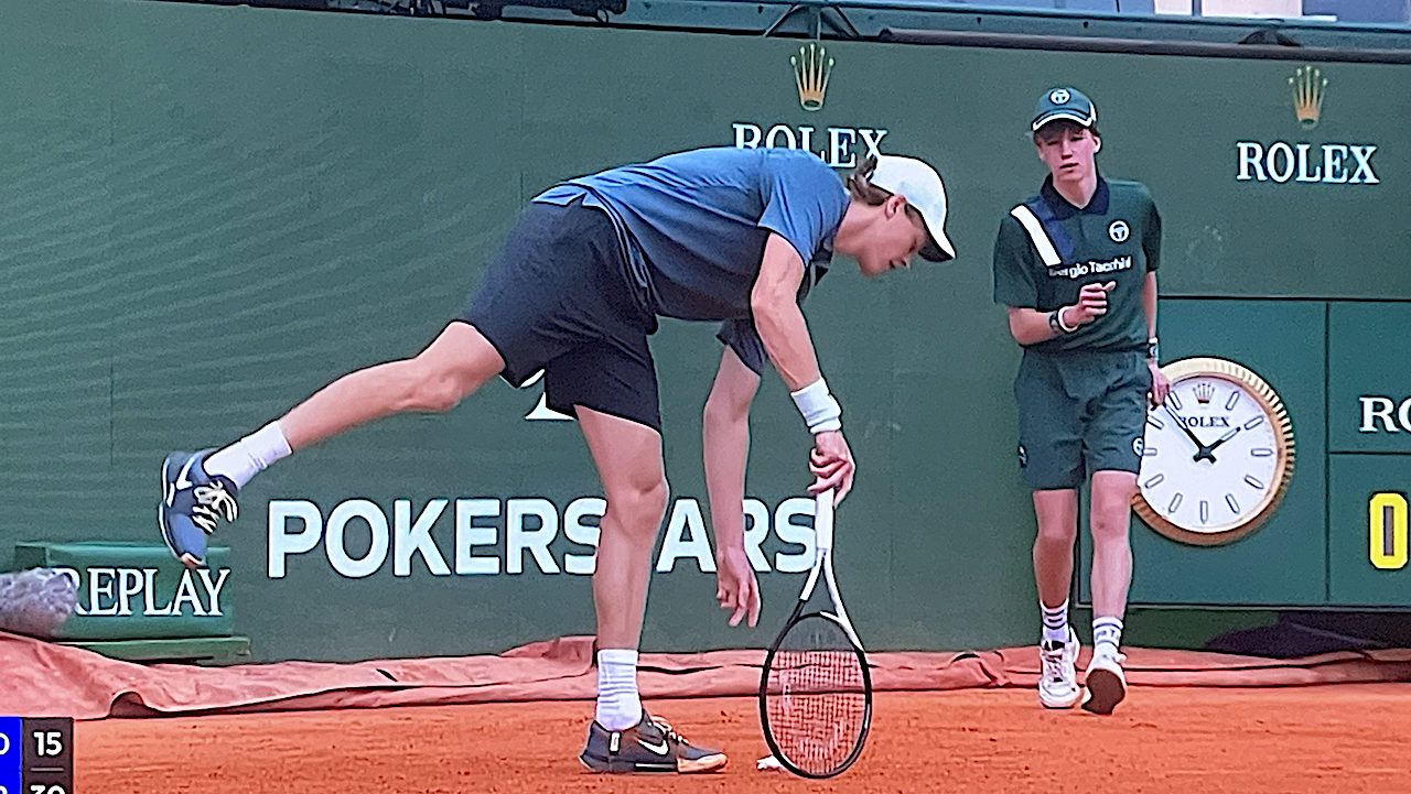 Sinner perde un fazzoletto durante lo scambio con Zverev: prima le scuse poi la richiesta all'arbitro