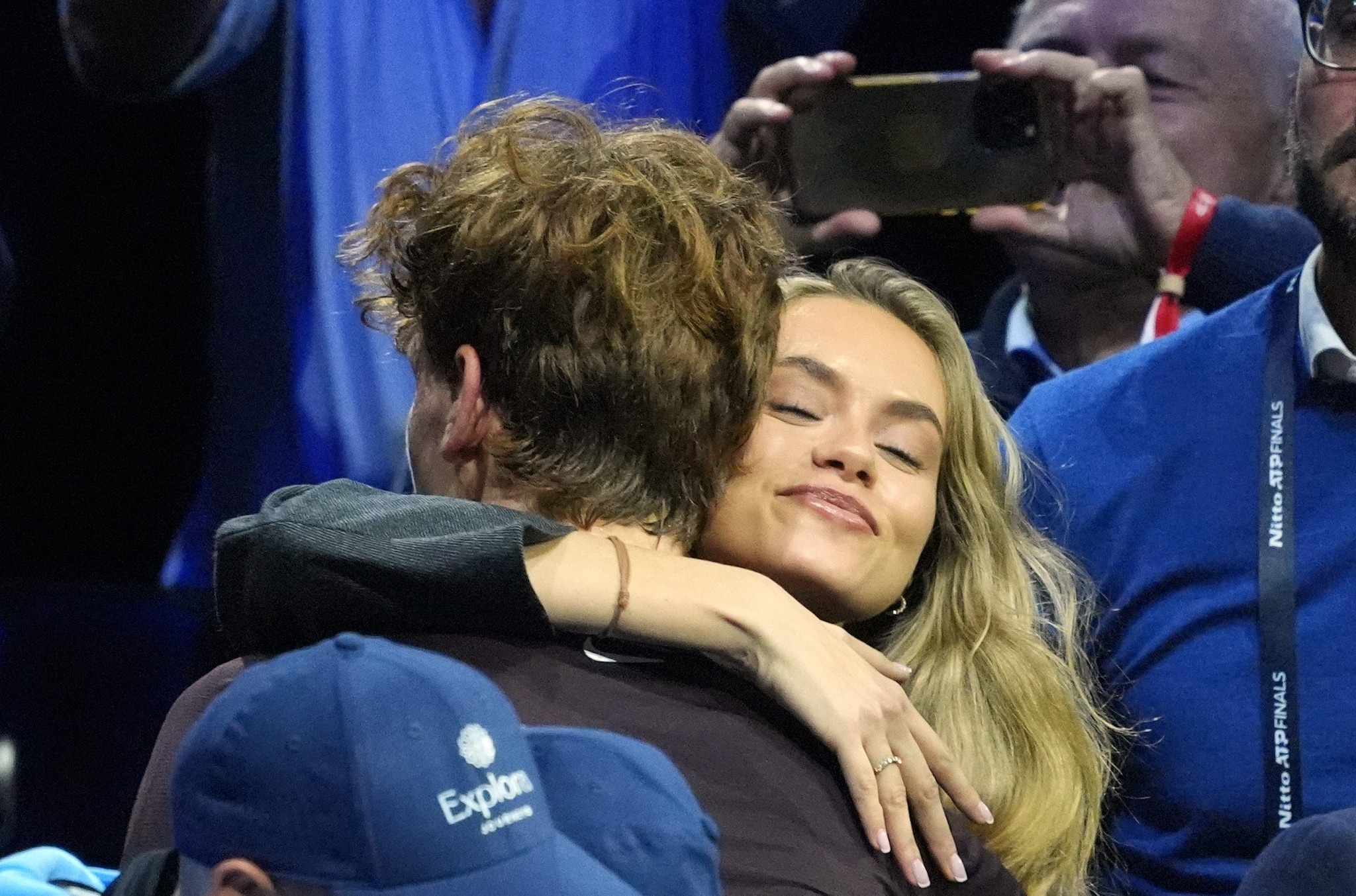 Laila Hasanovic abbraccia Jannik Sinner a Torino dopo la vittoria nelle Finals