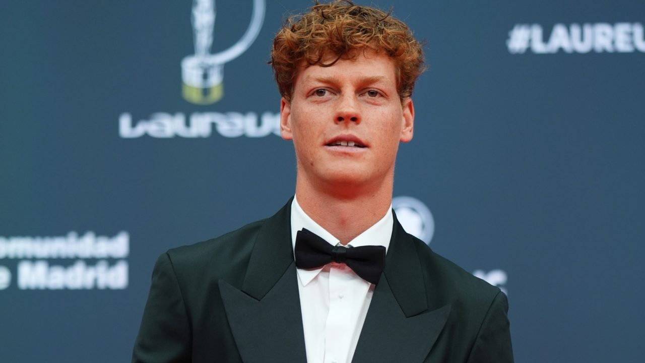 Jannik Sinner elegantissimo a Madrid per i Laureus Awards 2026.