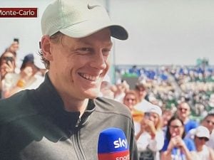 Sinner scoppia a ridere durante l’intervista per colpa dei piloti di Formula 1: “Scusatemi, non riesco”