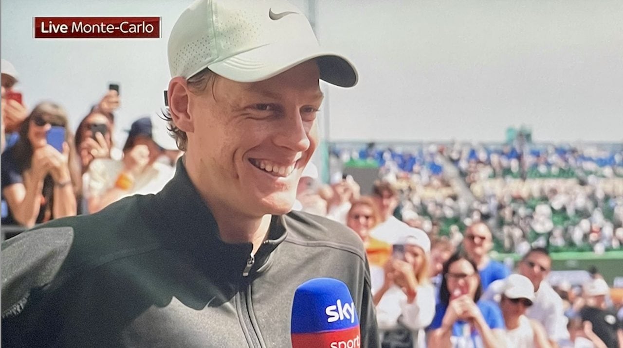 Sinner scoppia a ridere durante l'intervista per colpa dei piloti di Formula 1: "Scusatemi, non riesco"