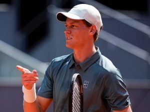 Sinner, esordio difficile con Bonzi a Madrid. Sfoghi in campo: “Su un punto sono bravo e sull’altro no”