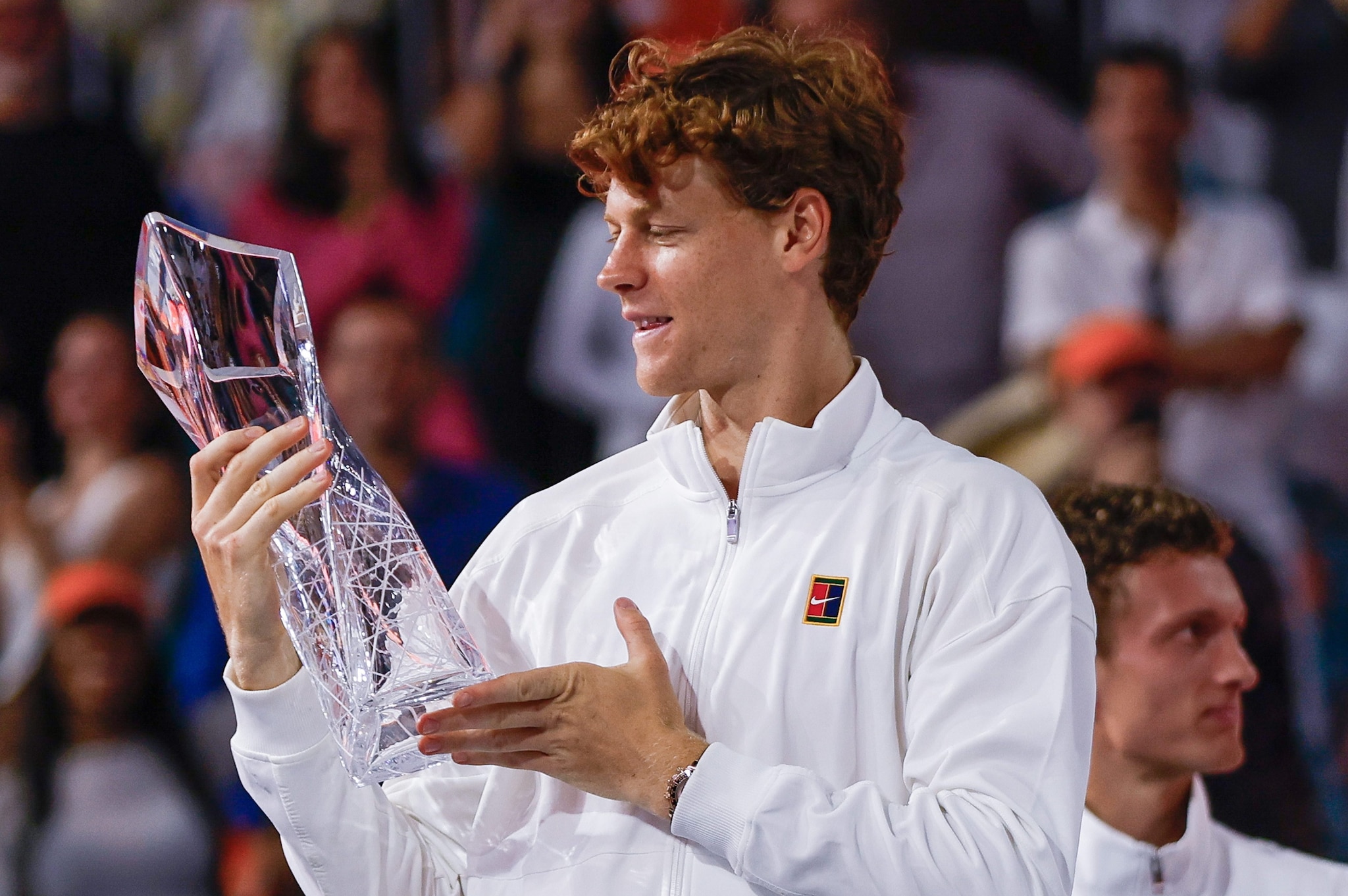 Jannik Sinner osserva il trofeo che ha vinto a Miami