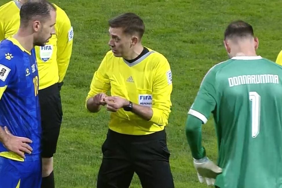 Il momento del sorteggio per i calci di rigore di Bosnia–Italia, finale del playoff mondiale