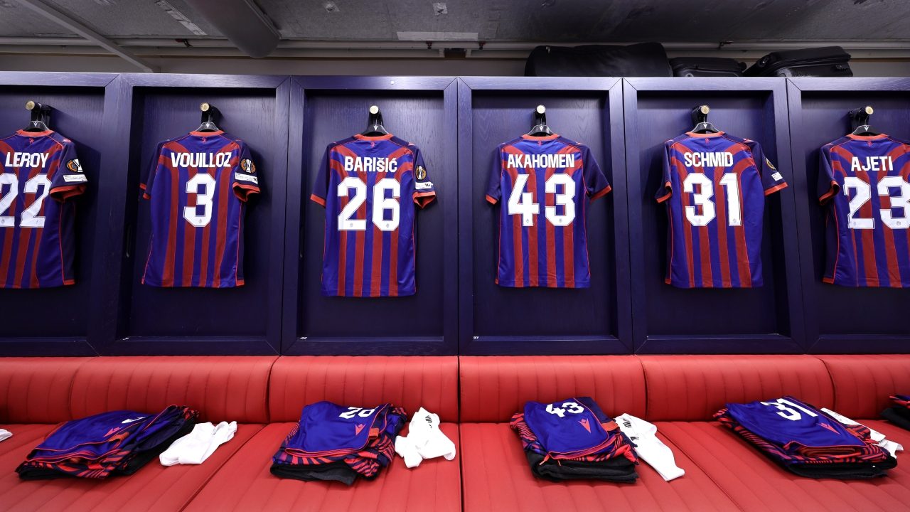 Incendio negli spogliatoi del Basilea, a fuoco divise e attrezzatura della squadra: partita rinviata