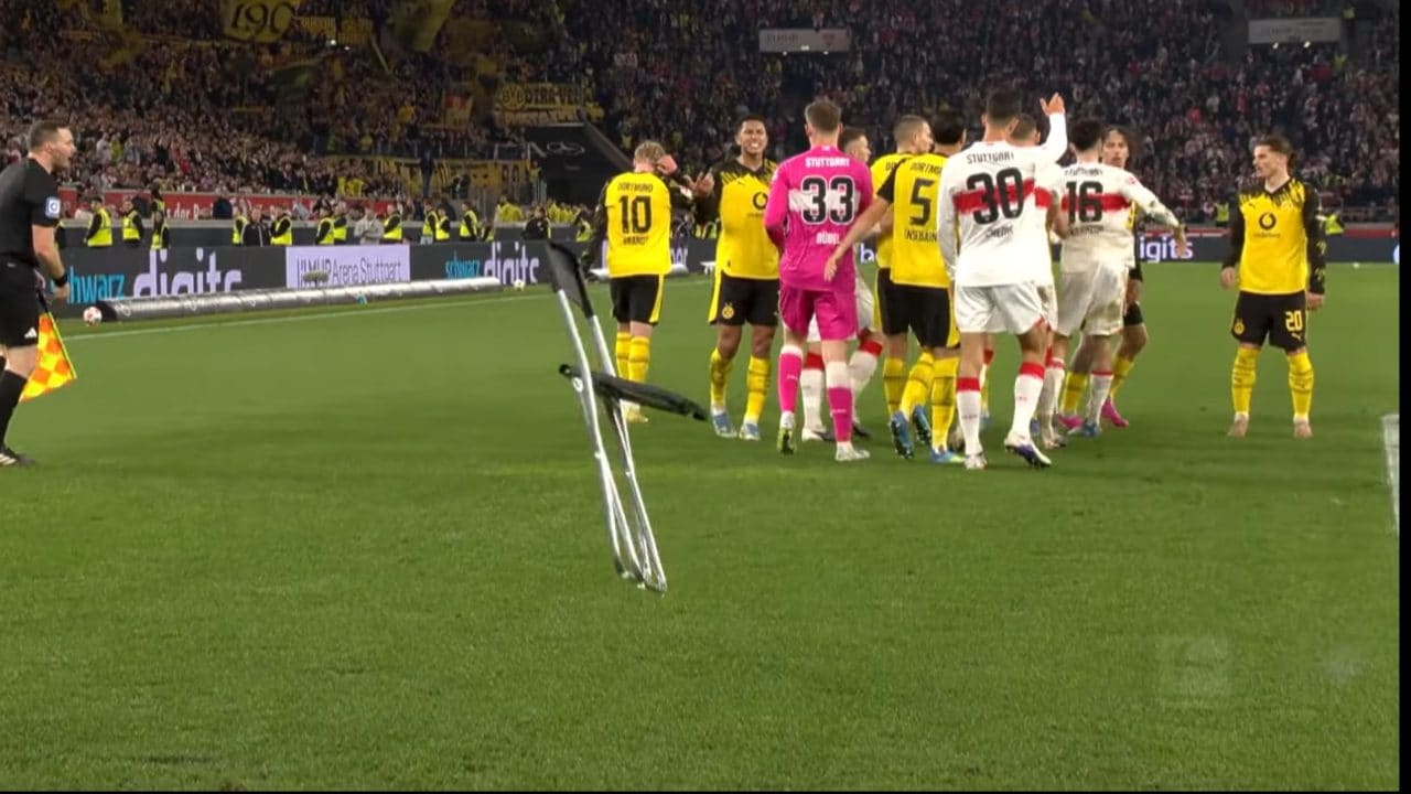 Sedia lanciata contro i calciatori del Borussia Dortmund: il folle gesto dei tifosi dello Stoccarda