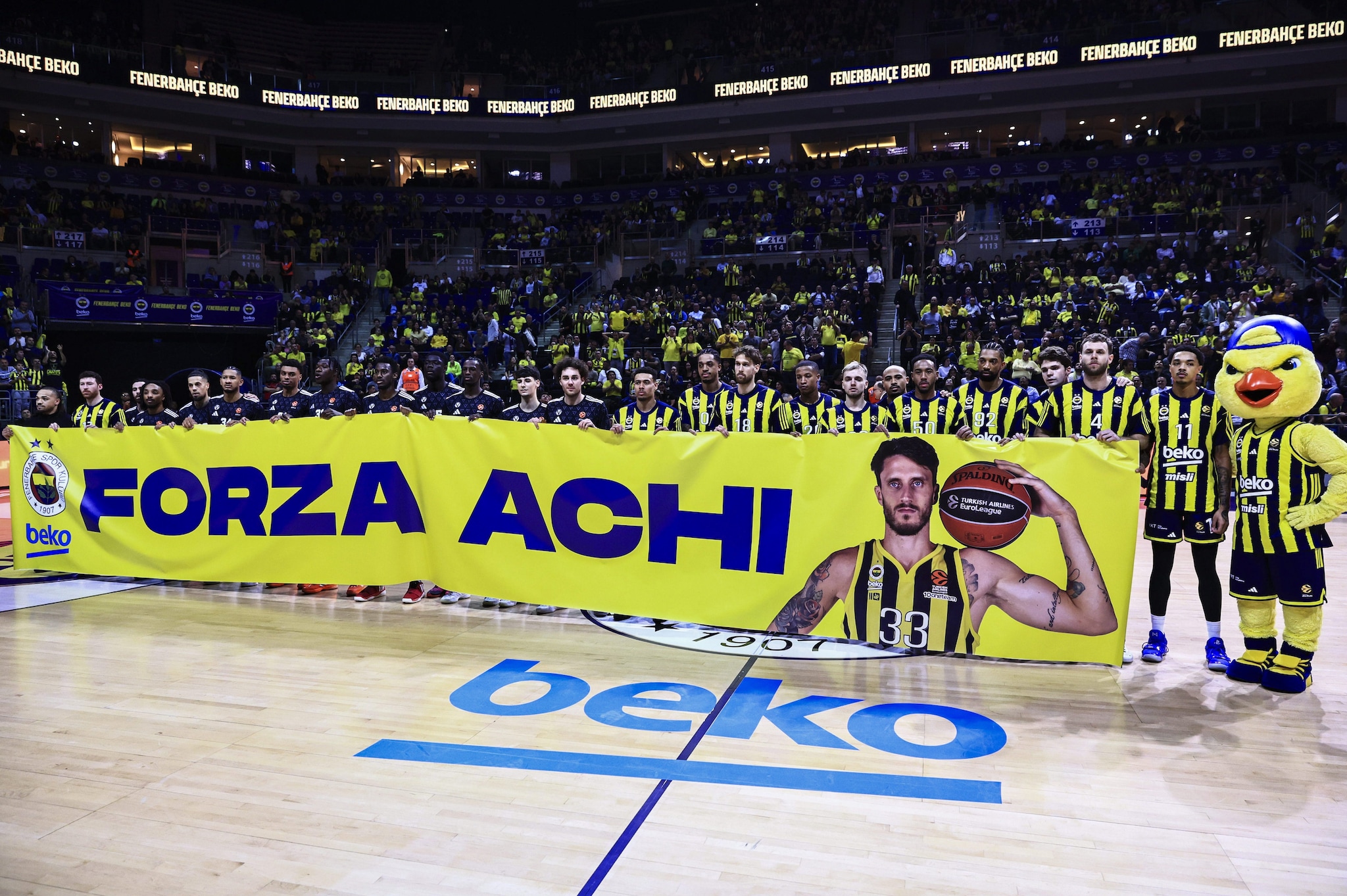 I giocatori di Fenerbahce e Virtus espongono uno striscione per Achille lo scorso 25 novembre