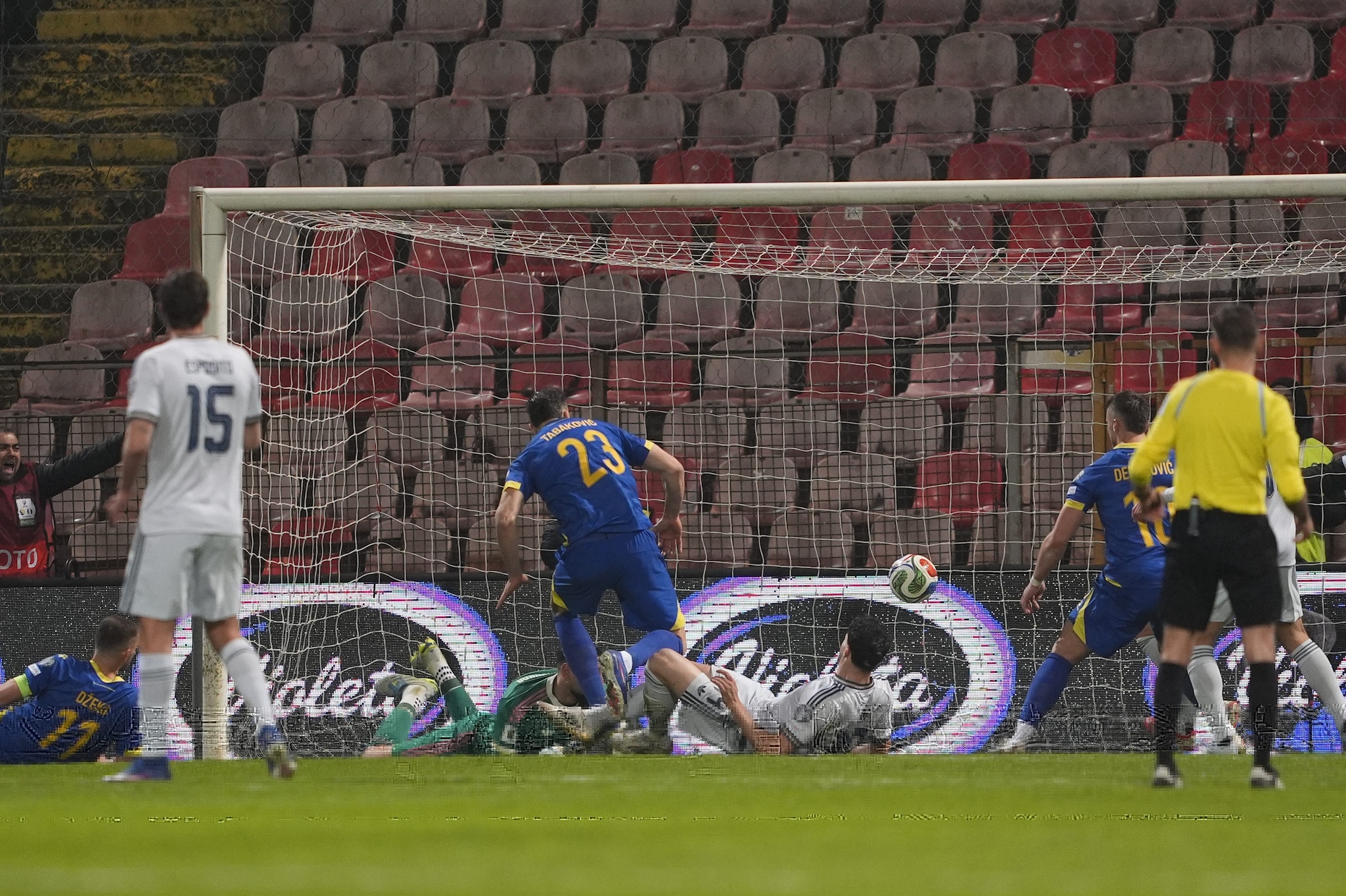 Il gol di Tabakovic che ha portato sull’1–1 la partita tra la Bosnia e l’Italia.