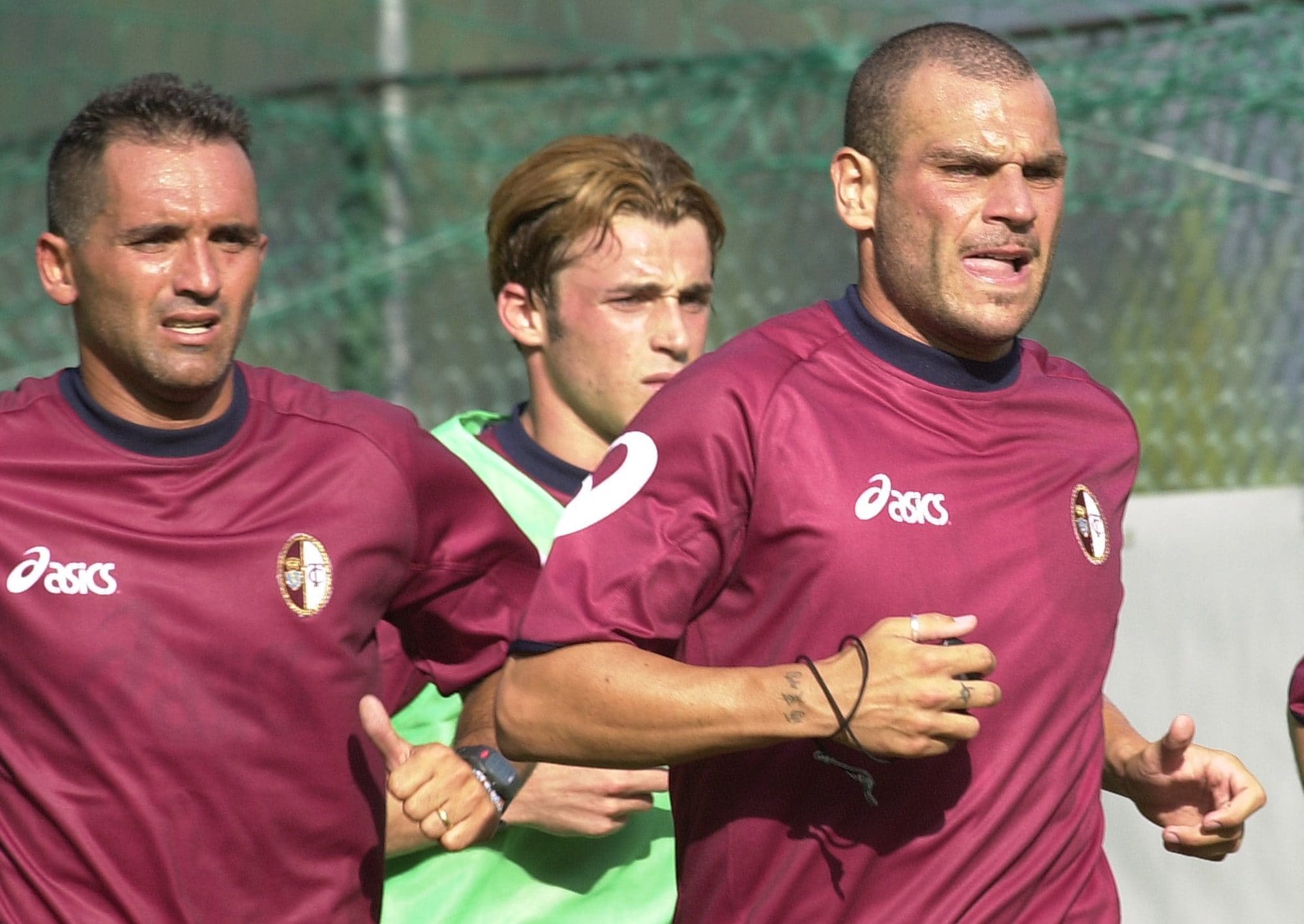Simone Tiribocchi con la maglia del Torino corre con al fianco Marco Ferrante.