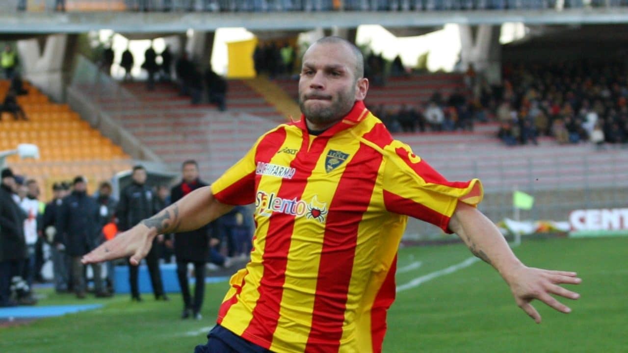 Tiribocchi ha vestito le maglie di dodici squadre da professionista, compreso il Lecce.