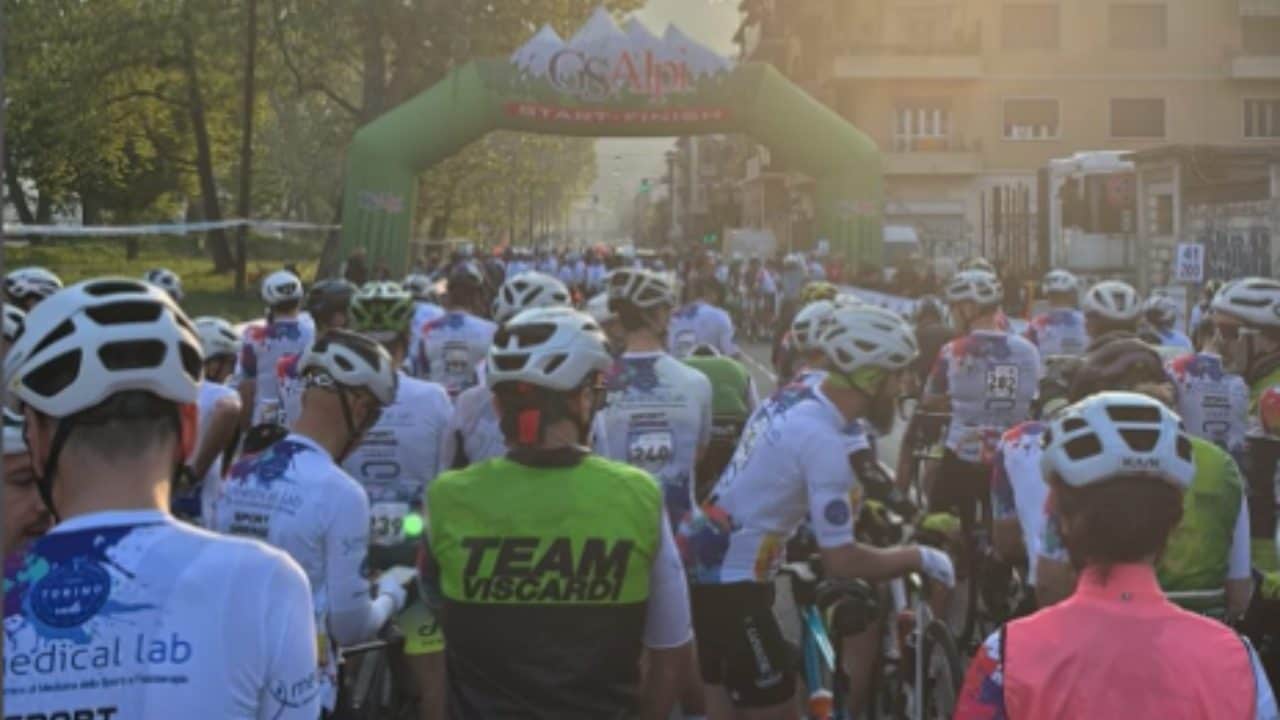Tragedia alla Granfondo di Torino: due ciclisti muoiono per arresto cardiaco nel finale della corsa