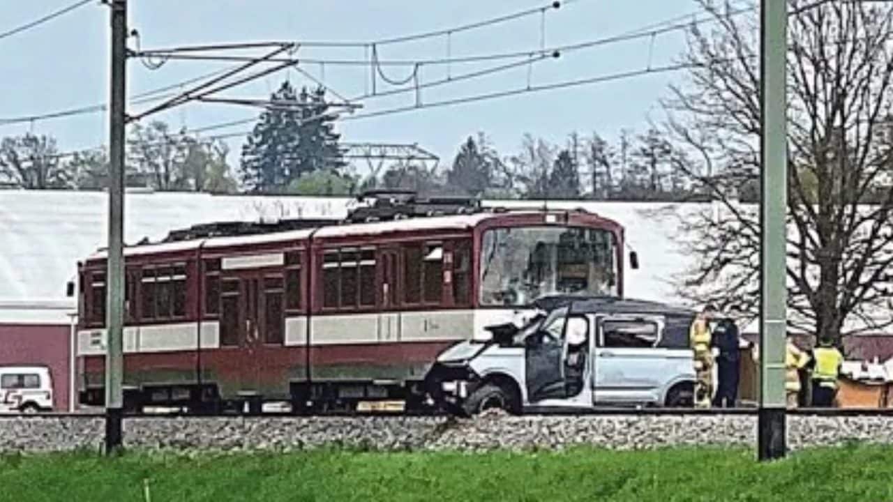 L’immagine dell’impatto del treno sull’auto di Manninger. (Immagine: Krone KREATIV/Markus Tschepp)
