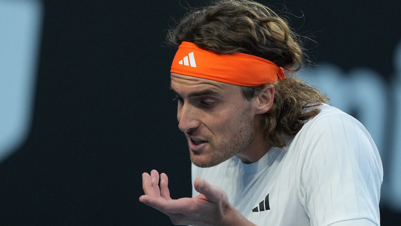 Tsitsipas in un momento di crisi in campo