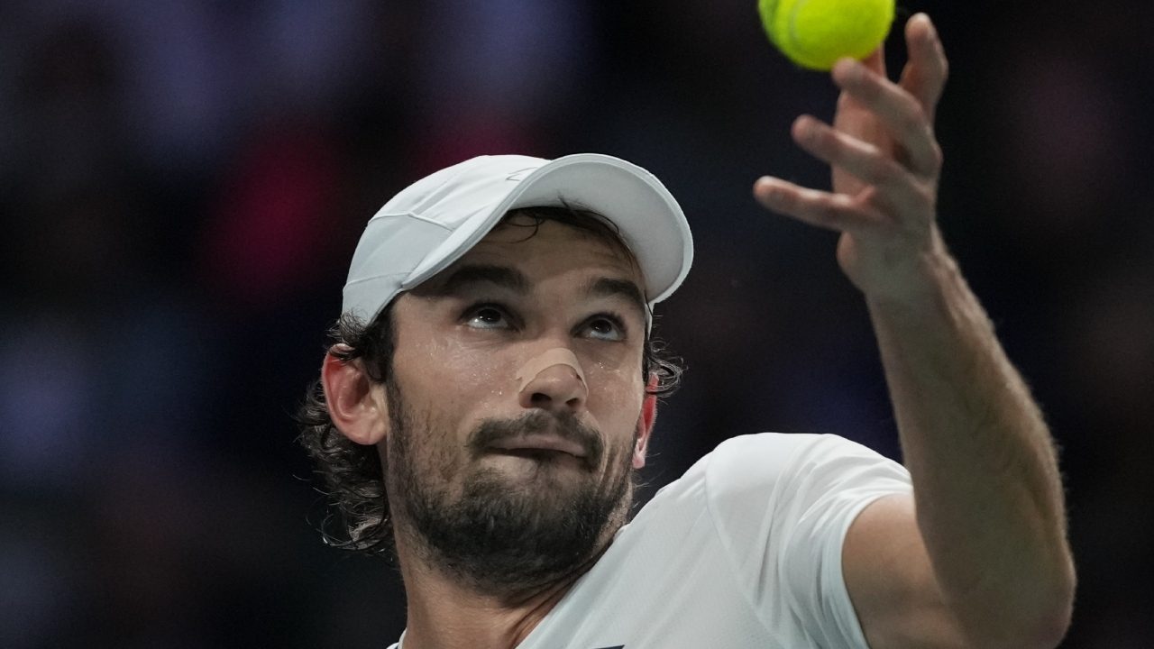 Il tennista Vacherot è diventato milionario ma tiene la sua vecchia auto: "Perfetta per parcheggiare"