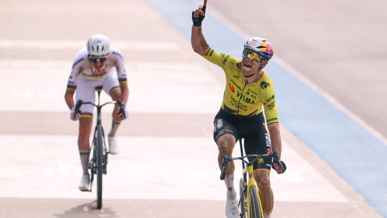 Il team radio di Pogacar prima di perdere la Roubaix allo sprint con Van Aert: "Come posso batterlo?"