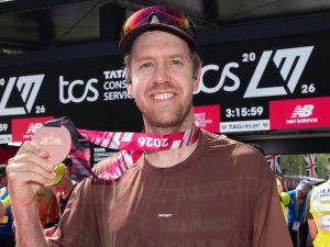 Vettel sorprende tutti al debutto a 38 anni nella maratona: l’ex pilota di Formula 1 scende sotto le 3 ore