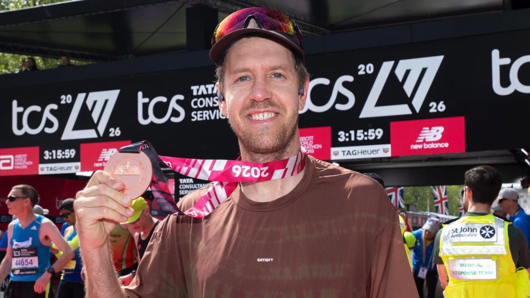 Vettel sorprende tutti al debutto a 38 anni nella maratona: l'ex pilota di Formula 1 scende sotto le 3 ore