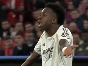 Vinicius esplode contro Bellingham nel momento più difficile di Bayern-Real Madrid: “Tappati la bocca”