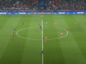 Folle calcio d’inizio in PSG-Liverpool, pallone scagliato direttamente sul fondo: “È inaccettabile”