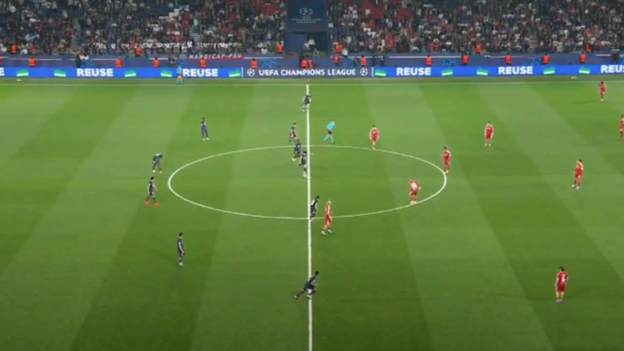 Folle calcio d'inizio in PSG-Liverpool, pallone scagliato direttamente sul fondo: "È inaccettabile"