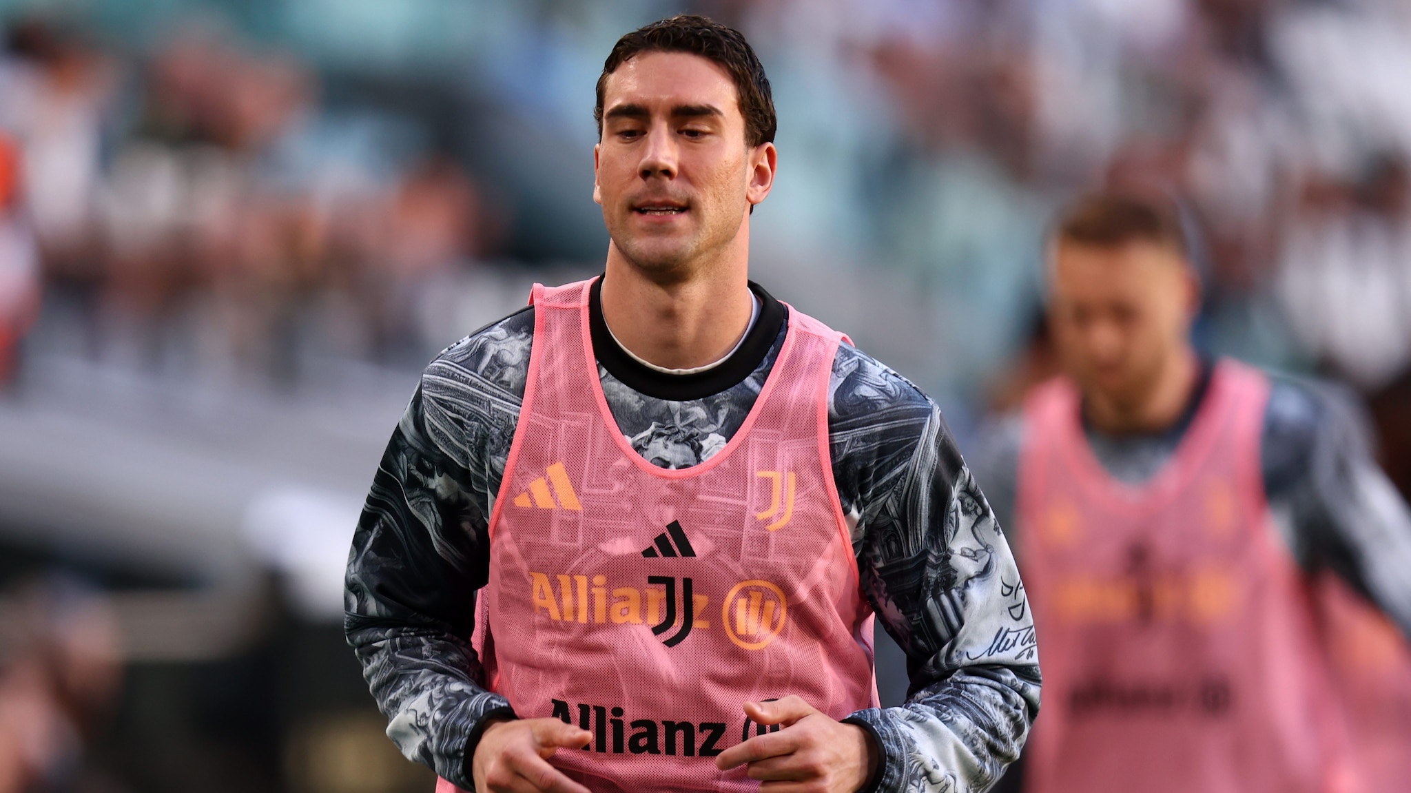 Vlahovic si ferma ancora dopo Juventus-Genoa: nuovo infortunio muscolare per il centravanti serbo