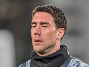 Vlahovic si fa male nel riscaldamento e rientra negli spogliatoi: al suo posto entra Milik