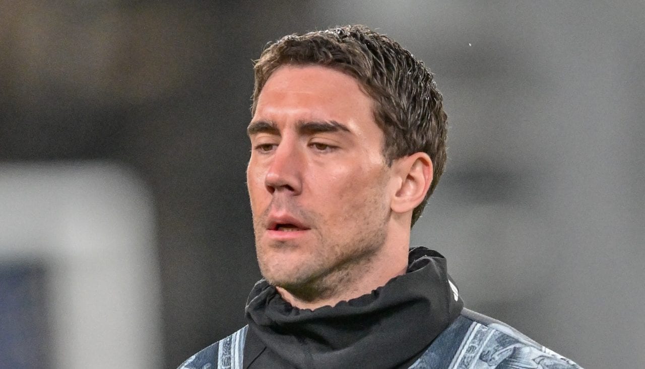 Vlahovic si fa male nel riscaldamento e rientra negli spogliatoi: al suo posto entra Milik